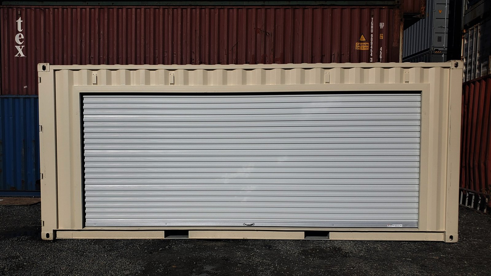 20ft container with roller door r15,000