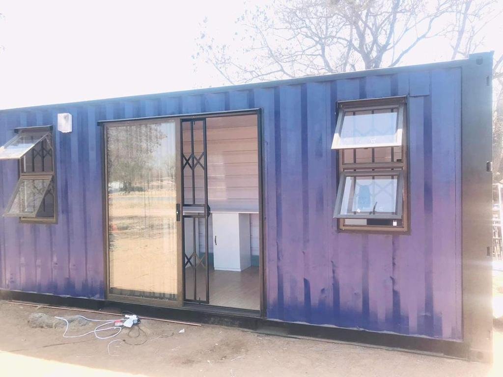 20ft modified salon r38,000